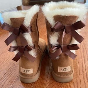 UGG Bailey Bow II Boots - EUC Women’s Size 8